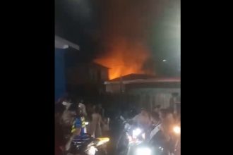 Incêndio destruiu casa de madeira. Criança morreu e outras duas foram resgatadas com queimaduras leves (Imagem: WhatsApp/Reprodução)