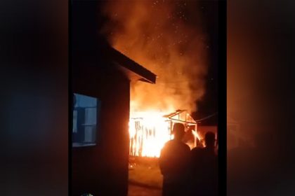 Incêndio destruiu a casa de madeira rapidamente, mas todos os ocupantes escaparam ilesos (Imagem: WhatsApp/Reprodução)