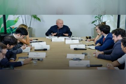 Lula em entrevista com repórteres: houve matança no Rio (Foto: Ricardo Stuckert/PR)