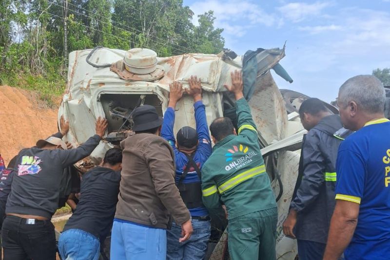 O condutor foi resgatado com vida e encaminhado a uma unidade de saúde (Foto: WhatsApp/Reprodução)