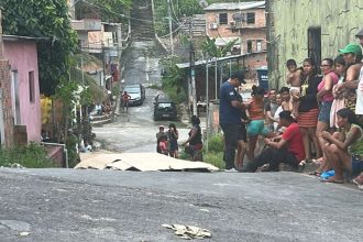 Moradores relataram ouvir tiros e homem foi encontrado morto na rua (Foto: WhatsApp/Reprodução)