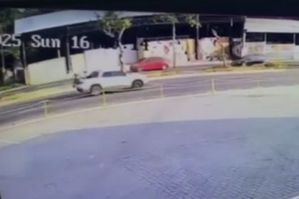 A sequência registrada indica que os três veículos trafegavam em velocidade (Foto: WhatsApp/Reprodução)