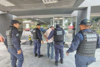 O homem de 63 anos foi preso em um barco no porto da capital (Foto: WhatsApp/Reprodução)