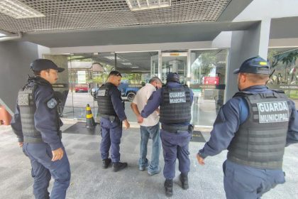 O homem de 63 anos foi preso em um barco no porto da capital (Foto: WhatsApp/Reprodução)