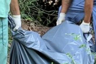 Funcionários do IML recolheram o corpo, que estava em estado de decomposição (Foto: WhatsApp/PM-AM/Reprodução)