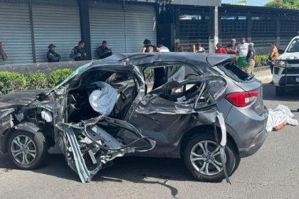 O acidente aconteceu na alameda Alphaville, na zona Norte de Manaus (Foto: WhatsApp/Reprodução)