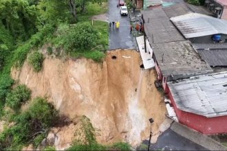 Erosão afetou parte da rua onde ficam três casas de alvenaria (Foto: WhatsApp/Reprodução)
