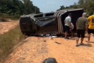 Acidente aconteceu no km 380 da rodovia, no trecho entre Humaitá e Manaus (Foto: WhatsApp/Reprodução)