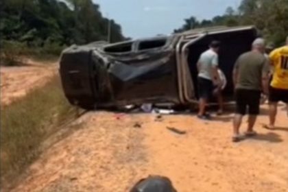 Acidente aconteceu no km 380 da rodovia, no trecho entre Humaitá e Manaus (Foto: WhatsApp/Reprodução)