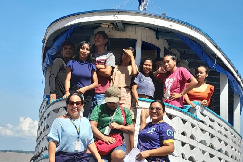 Alunos do Centro Mediado por Tecnologia e da Escola Estadual de Caburi participam do Enem em Parintins (Foto: Rede social/reprodução)