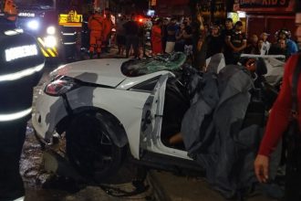 Carro ficou destruído e os ocupantes morreram presos às ferragens (Foto: WhatsApp/Reprodução)