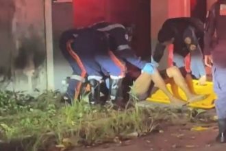 A vítima, não identificada, foi socorrida pelo Samu após ser encontrada agonizando (Foto: WhatsApp/Reprodução)