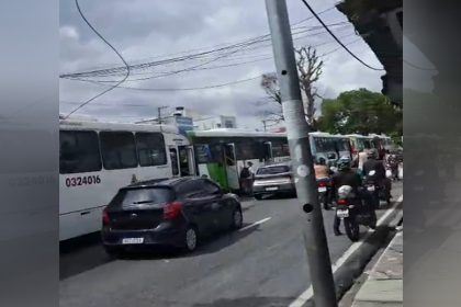 Ônibus parados na rua Ferreira Pena: motoristas cobram pagamento de vale-alimentação (Imagem: WhatsApp/Reprodução)