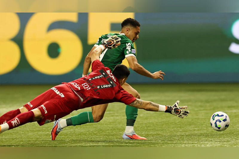Vitor Roque dribla goleiro para marcar gol na vitória do Palmeiras (Foto: Cesar Greco/Palmeiras/by Canon)