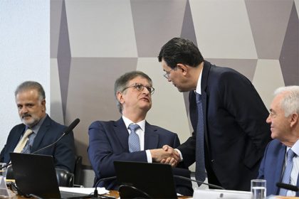 Senador Eduardo Braga cumprimenta Paulo Gonet em sabatina no Senado (Foto: Edilson Rodrigues/Agência Senado)