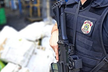 Policial federal em casa de suspeito: operação contra fraudes na venda de combustíveis (Foto: PF/Divulgação)