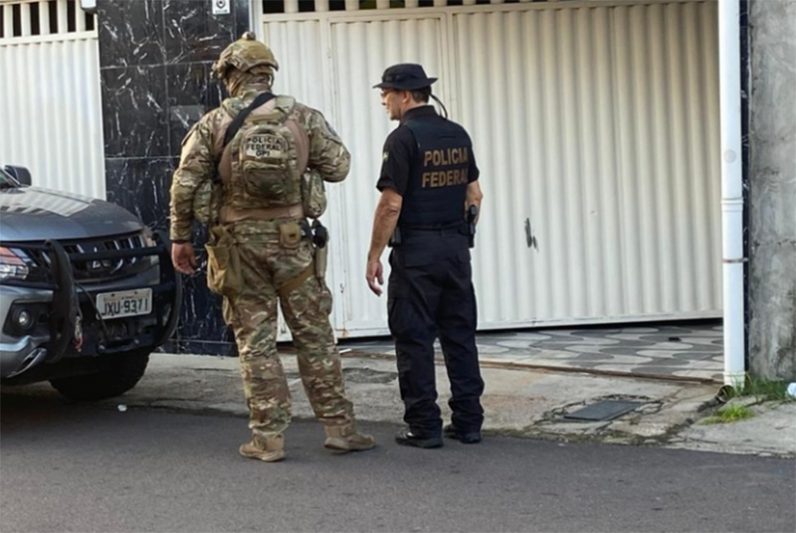 Agentes federais em casa de suspeito: prisão de advogados suspeitos de ligação com o Comando Vermelho (Foto: PF/Divulgação)