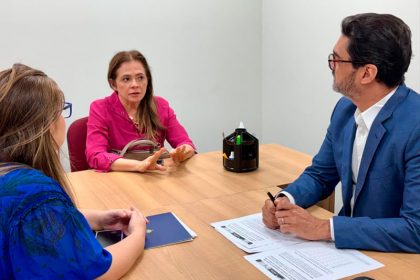 A promotora Sheyla Andrade e representantes da empresa Amazon Best