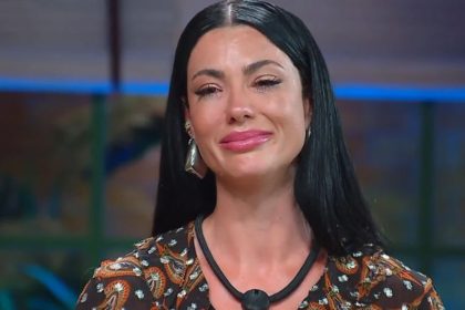 Rayane Figliuzzi chorou ao saber que foi eliminada do reality (Imagem: TV Record/Reprodução)