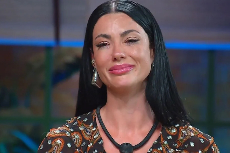 Rayane Figliuzzi chorou ao saber que foi eliminada do reality (Imagem: TV Record/Reprodução)