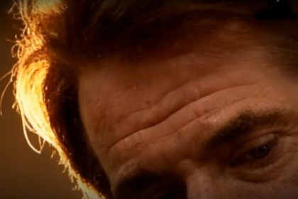 Rosto de Silvio Santos aparece pela metade em vídeo do Teleton (Imagem: SBT/YouTube/Reprodução)