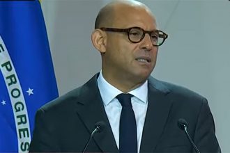 Simon Stiell alerta sobre alta de preços em países que não adotam medidas para conter mudança climática (Imagem: CNN/YouTube/Reprodução)