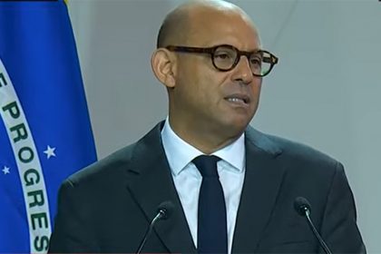Simon Stiell alerta sobre alta de preços em países que não adotam medidas para conter mudança climática (Imagem: CNN/YouTube/Reprodução)