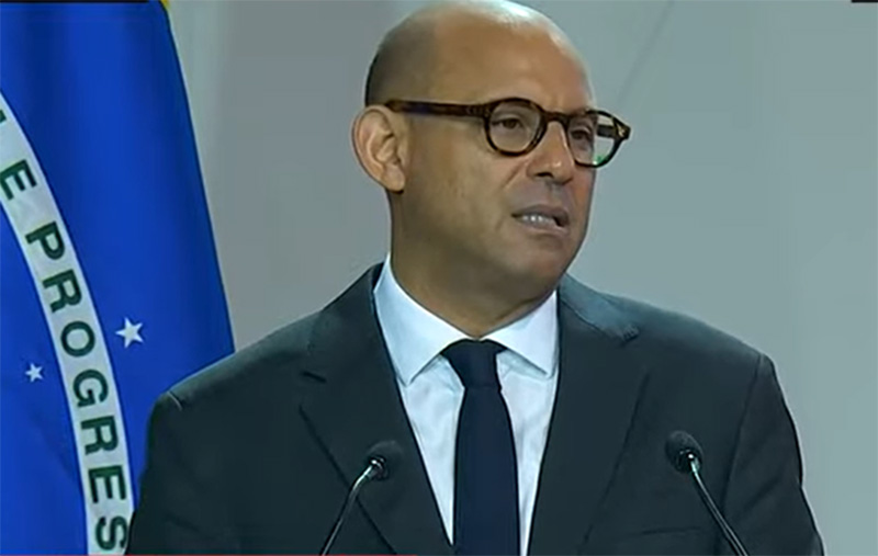 Simon Stiell alerta sobre alta de preços em países que não adotam medidas para conter mudança climática (Imagem: CNN/YouTube/Reprodução)