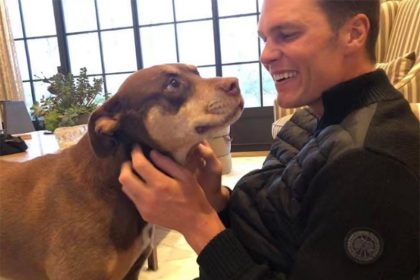 Tom Brady com a cadela Luna, que morreu em 2023. Atleta revelou que fez clonagem do animal (Foto: Tom Brady/Facebook/Reprodução)