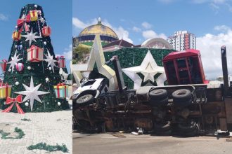 Guindaste instalava parte de cima de árvore de Natal quando tombou com o peso da estrutura (Imagens: WhatsApp/reprodução)