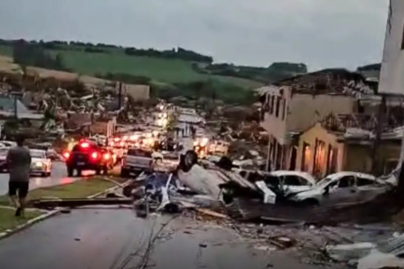 Destruição em Rio Bonito do Iguaçu (PR). Ciclone deixou 4 mortos e 432 feridos (Imagem: YouTube/Reprodução)