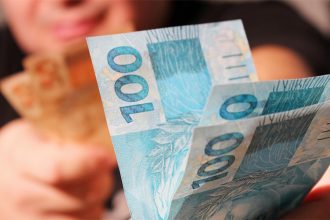 Primeira parcela do 13º salário é paga sem descontos de taxas e impostos (Foto: Reprodução)