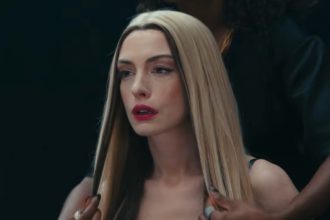 Anne Hathaway em cena de novo filme em que interpreta uma estrela temperamental (Imagem: YouTube/Reprodução)