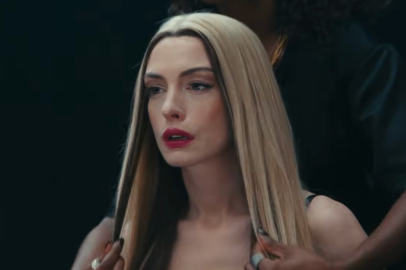 Anne Hathaway em cena de novo filme em que interpreta uma estrela temperamental (Imagem: YouTube/Reprodução)