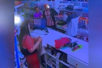 Assaltante (de chapéu) ameaça cliente com revólver em punho (Imagem: Divulgação)
