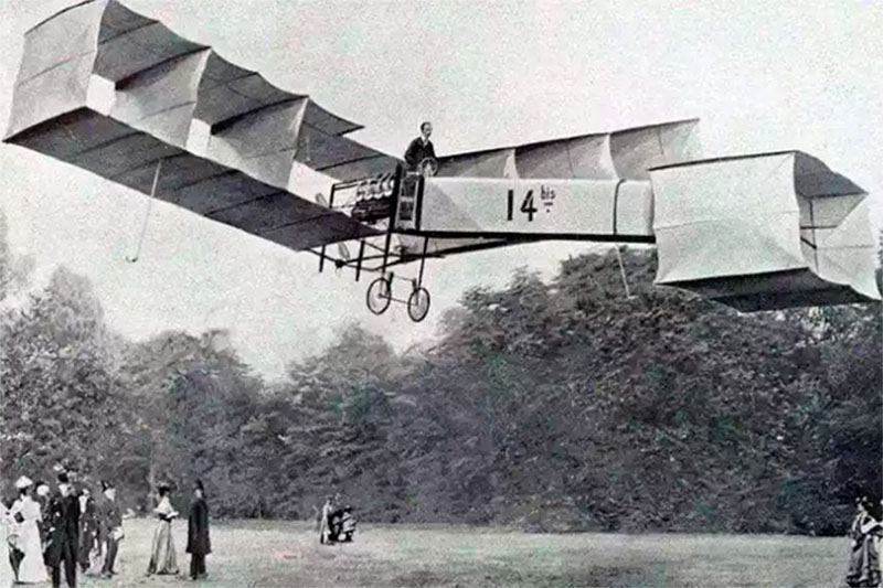 O avião 14 BIS com o qual Santos Dumont sobrevoou a Torre Eiffel (Foto: Agência Senado)