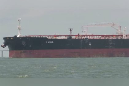Petroleiro na costa marítima da Venezuela: EUA determinou bloqueio total do transporte de petróleo do país (Imagem: YouTube/Reprodução)