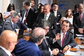 Eduardo Braga na CAE: críticas ao Ministério da Fazenda (Foto: Edilson Rodrigues/Agência Senado)