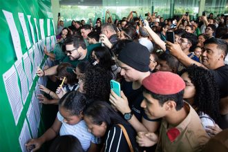Candidatos conferem lista de aprovados para saber se foram aprovados para a UEA (Foto: UEA/Divulgação)