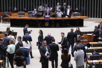 Deputados aprovaram projeto da reforma tributária sem os destaques, que serão analisados nesta terça (Foto: Bruno Spada/Agência Câmara)