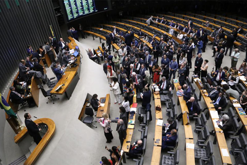 Plenário da Câmara: deputados aprovaram redução de pena de prisão para criminosos (Foto: Kayo Magalhães/Agência Câmara)