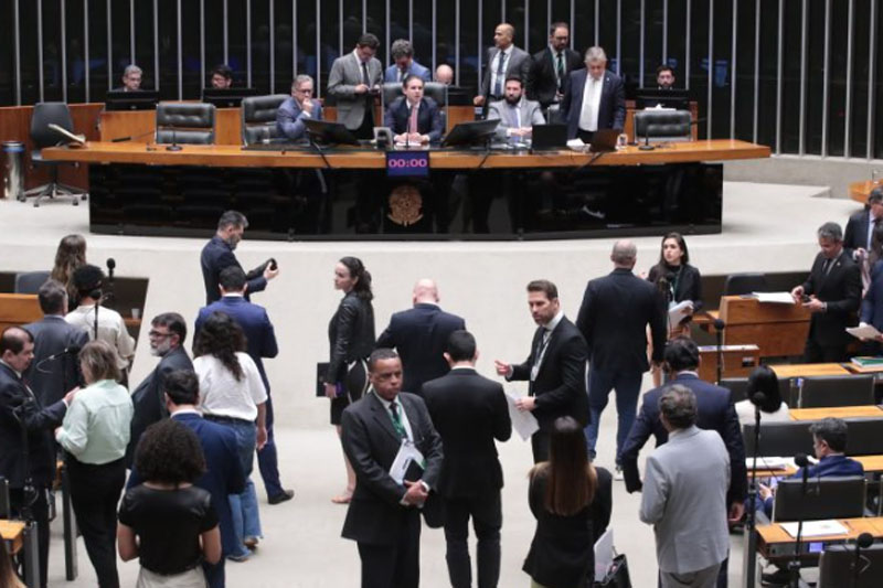 Deputados aprovaram projeto da reforma tributária sem os destaques, que serão analisados nesta terça (Foto: Bruno Spada/Agência Câmara)