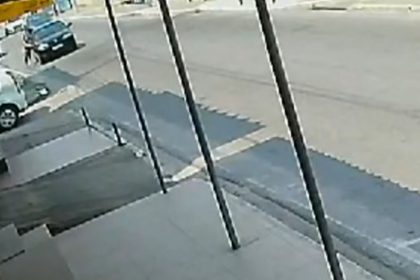 Câmera de monitoramento registrou momento em que a mulher corre para acompanhar velocidade do carro com a mão presa (Imagem: Reprodução)