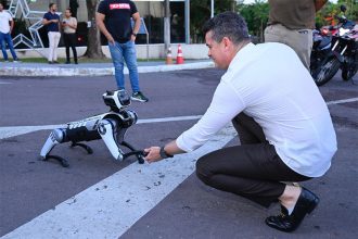 Prefeito David Almeida e o cão robô que será utilizado pela Guarda Municipal (Foto: Dhyeizo Lemos/Semcom)