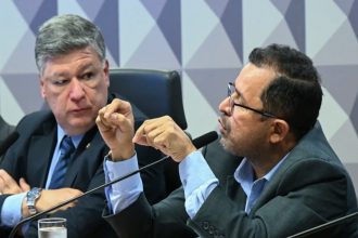 Presidente da CPMI, senador Carlos Viana observa Jucimar Fonseca (Foto: Carlos Moura/Agência Senado)