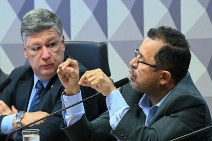 Presidente da CPMI, senador Carlos Viana observa Jucimar Fonseca (Foto: Carlos Moura/Agência Senado)