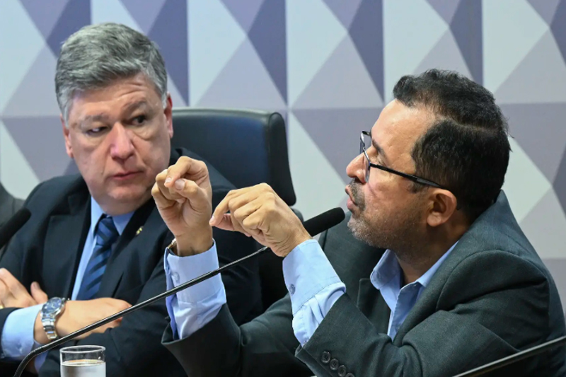 Presidente da CPMI, senador Carlos Viana observa Jucimar Fonseca (Foto: Carlos Moura/Agência Senado)