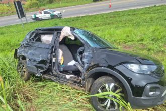O carro onde a vítima estava ficou parcialmente destruído (Foto: PMRv/Divulgação)
