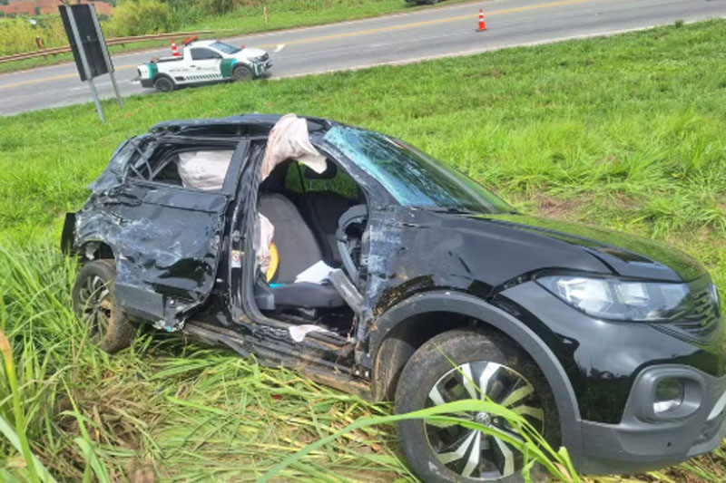 O carro onde a vítima estava ficou parcialmente destruído (Foto: PMRv/Divulgação)