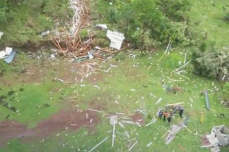 Restos de telhado espalhados em campo: tornado e chuvas intensas (Foto: Defesa Civil-RS/Divulgação)